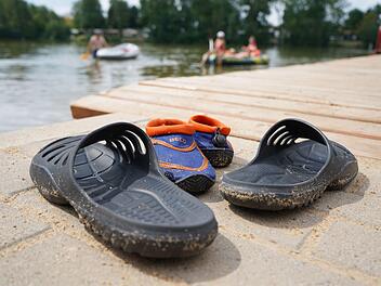 Badeschuhe sind beim diesjährigen 10. Rhöner Wandertag ein Muss. Schließlich bietet der Sulzfelder Badesee müden Wanderfüßen eine willkommene Erfrischung. Foto: Kathrin Kupka-Hahn