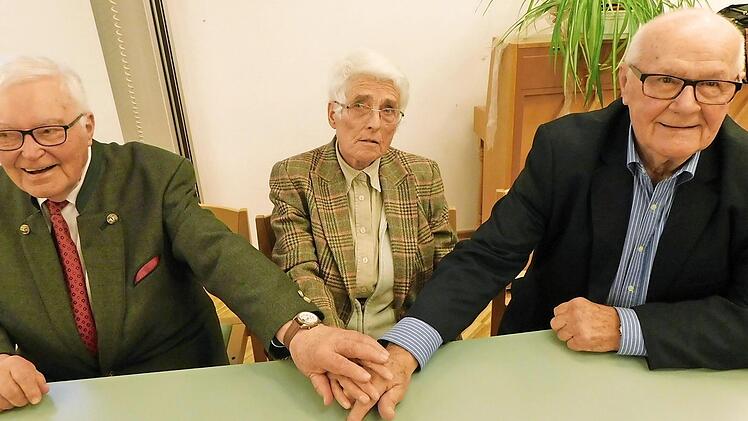 Sie erinnerten sich an ihre Jugendzeit: der Ex-Lehrer Rüdiger Kuczius, die ehemalige Direktorin des CVG Kulmbach, Uta Pezold,und der frühere Thurnauer Bürgermeister Rudi Hofmann (von links). Foto: Horst Wunner
