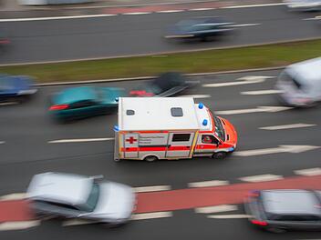Rettungswagen, Notfall, Unfall, Rettungsgasse, Rotes Kreuz, Rettungsdienst