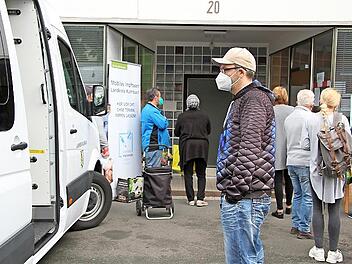 André Annutsch hat lange gezögert. Doch jetzt findet er die Impfung unausweichlich. "Ich gehöre zur Risikogruppe, weil ich Diabetes und Bluthochdruck habe", sagt der 42-Jährige und stellt sich vor dem Impfbus an.