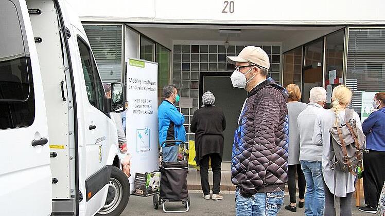 André Annutsch hat lange gezögert. Doch jetzt findet er die Impfung unausweichlich. "Ich gehöre zur Risikogruppe, weil ich Diabetes und Bluthochdruck habe", sagt der 42-Jährige und stellt sich vor dem Impfbus an.