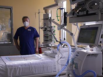 Der Pflegeleiter der Intensivstation, Jürgen Müller, bereitet ein Intensivbett für einen  Patienten vor, der neu an das Thoraxzentrum verlegt wird. Foto: Benedikt Borst