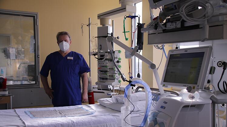 Der Pflegeleiter der Intensivstation, Jürgen Müller, bereitet ein Intensivbett für einen  Patienten vor, der neu an das Thoraxzentrum verlegt wird. Foto: Benedikt Borst