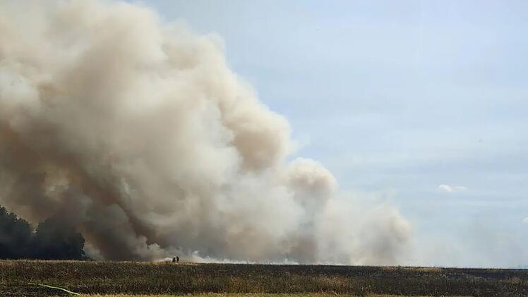 Landkreis Coburg: Rund 200 Einsatzkräfte verhindern Katastrophe - "Größter Flächenbrand seit langem"