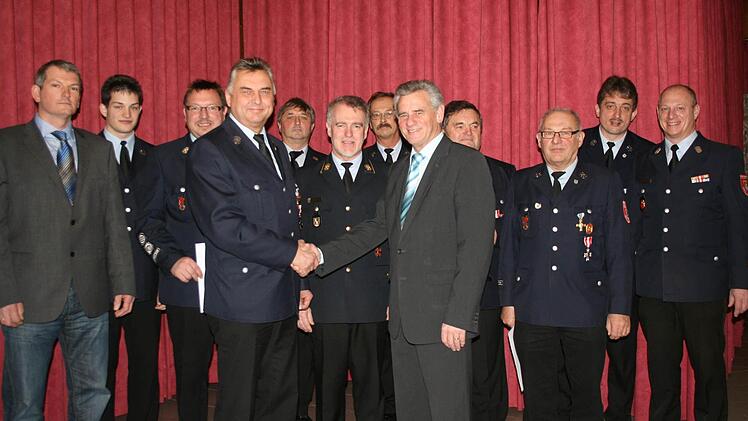 Diese Mitglieder wurden mit dem staatlichen Ehrenzeichen beziehungsweise mit dem Ehrenzeichen des Kreisfeuerwehrverbandes ausgezeichnet. Mit im Bild sind Zweiter Bürgermeister Christian Schulz (links), Landrat Oswald Marr und Claus Herrmann, der für 40 Jahre aktive Dienstzeit geehrt wurde.