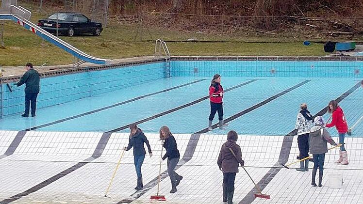 Besonders viele Jugendliche packten bei der Schwimmbadrenovierung in Weißenbrunn sehr engagiert mit an.