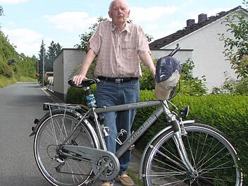 Heinz Holzmann mit dem Unglücksrad. Derzeit ist ans Radfahren für ihn nicht zu denken.  Foto: Jürgen Gärtner