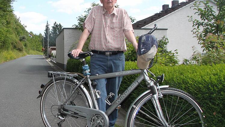 Heinz Holzmann mit dem Unglücksrad. Derzeit ist ans Radfahren für ihn nicht zu denken.  Foto: Jürgen Gärtner
