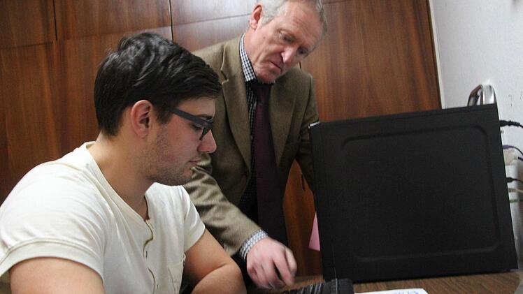 Zusammenarbeit: Schulleiter Heinz Dürner schaut Marcel Göb bei seiner Arbeit über die Schulter.