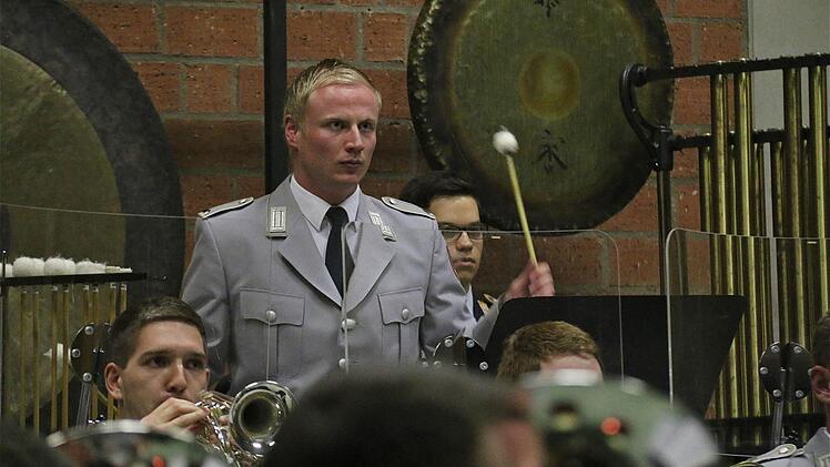 Das Ausbildungs-Musikkorps der Bundeswehr gab in der Erthalhalle ein Benefizkonzert.  Foto: Gerd Schaar