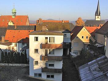 Der Blick vom Brauhaus auf das "Bären"-Grundstück zum Marktplatz hin. Das Rathaus (links hinten), das Bettenhaus (im Vordergrund) und die Kilianskirche fallen ins Auge. Fotos: Matthias Einwag