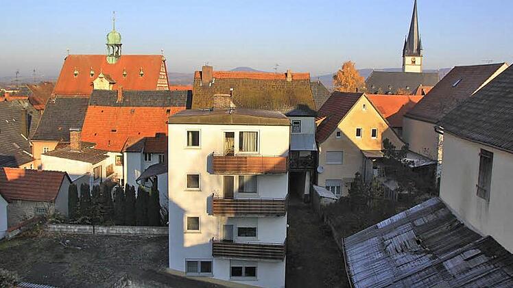 Der Blick vom Brauhaus auf das "Bären"-Grundstück zum Marktplatz hin. Das Rathaus (links hinten), das Bettenhaus (im Vordergrund) und die Kilianskirche fallen ins Auge. Fotos: Matthias Einwag