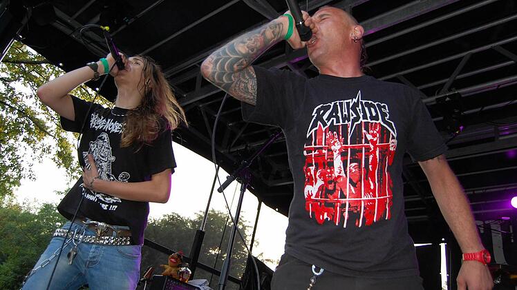 Gänsehaut pur für einen Song! Michael "Henne" Henneberger (Rawside) mit seinem Sohn Justin von Wulfpack. Foto: Rolf Krebs