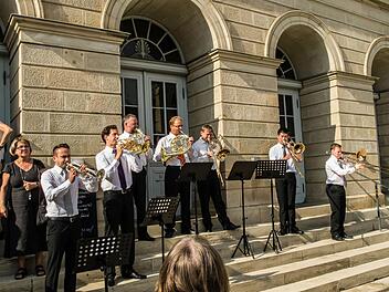 Mit Fanfaren-Klängen aus dem neuen Ballett "Alice im Wunderland" von Roland Fister eröffneten Blechbläser des Philharmonischen Orchesters das Coburger Theaterfest. Foto: Jochen Berger