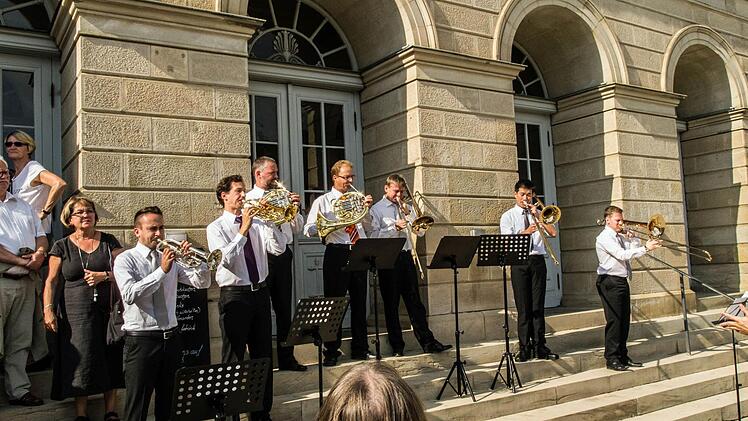 Mit Fanfaren-Klängen aus dem neuen Ballett "Alice im Wunderland" von Roland Fister eröffneten Blechbläser des Philharmonischen Orchesters das Coburger Theaterfest. Foto: Jochen Berger