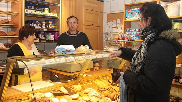 Hans-Werner Schuster bietet in seinem Dorfladen in Altenkunstadt neben selbst gemachten Backwaren auch andere Produkte an. Von Kaffee über Nudeln bis hin zum Klopapier. Eine kleine Auswahl davon nimmt er auch mit auf seine Tour durch die Landkreise. Foto: Lisa Kieslinger