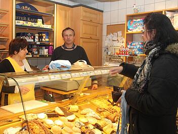 Hans-Werner Schuster bietet in seinem Dorfladen in Altenkunstadt neben selbst gemachten Backwaren auch andere Produkte an. Von Kaffee über Nudeln bis hin zum Klopapier. Eine kleine Auswahl davon nimmt er auch mit auf seine Tour durch die Landkreise. Foto: Lisa Kieslinger