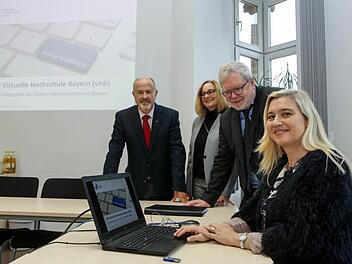 Jürgen W. Heike, Steffi Widera, Godehard Ruppert und Melanie Huml (v. l.) in der Virtuellen Hochschule Bayern in Bamberg. Foto: Barbara Herbst