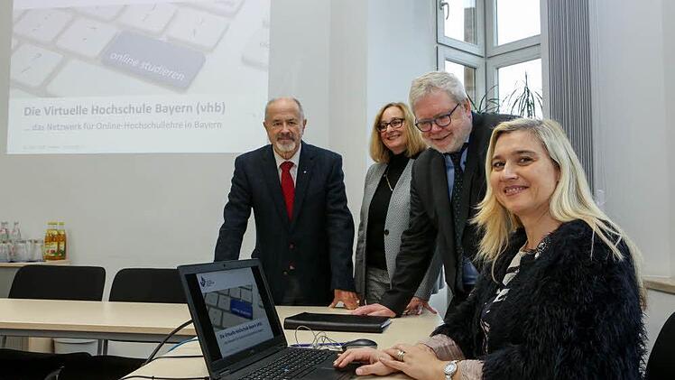Jürgen W. Heike, Steffi Widera, Godehard Ruppert und Melanie Huml (v. l.) in der Virtuellen Hochschule Bayern in Bamberg. Foto: Barbara Herbst