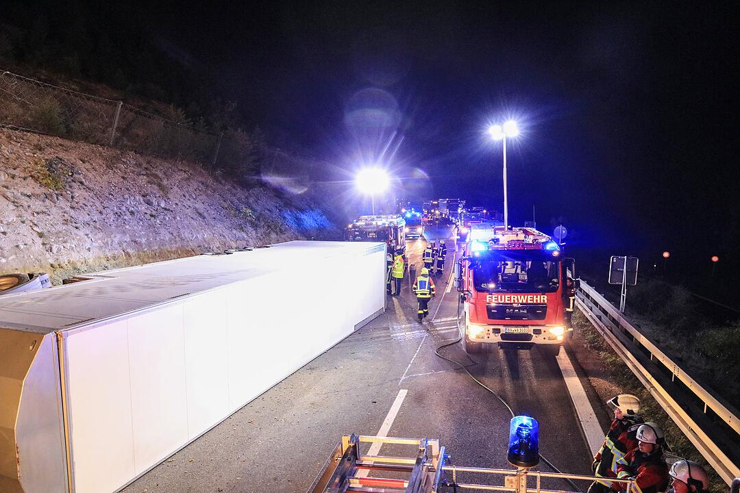 Gegen Felswand gekracht und aus Fahrzeug geschleudert