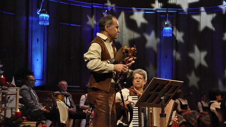 Die "Spessartspielleut" Lissy und Hans Heilgenthal sind Vollblutmusiker, die mit Musik und Gesang die Zuhörer in den Bann ziehen. Foto: Peter Klopf