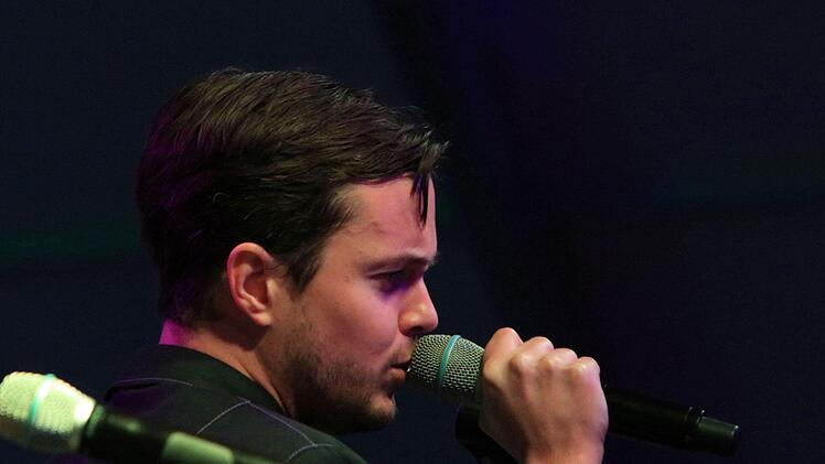 Das Publikum war begeistert: Impressionen von der Coburger Spider Murphy Party" auf dem Schlossplatz. Der Abend im Festzelt war eine Kooperation der Original Prinz Albert Blasmusik (OPA) mit dem Landestheater Coburg.Foto: Jochen Berger