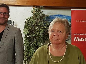 Felix Neunhoeffer gratuliert Else Kraus.  Foto: Manfred Hoffmann