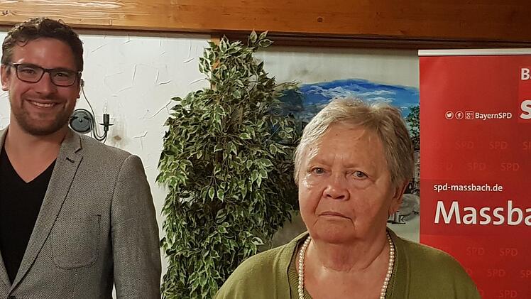 Felix Neunhoeffer gratuliert Else Kraus.  Foto: Manfred Hoffmann