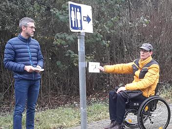 Zum Ortstermin trafen sich Bad Brückenaus Bürgermeister Jochen Vogel (links) und Daniel Alt (rechts) vom Projekt "Rhön barrierefrei" an der WC-Anlage hinter dem Bauhof.  Für Menschen mit Behinderung soll die Toilettennutzung künftig erleichtert werden. Foto: Rolf Pralle
