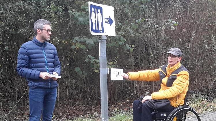 Zum Ortstermin trafen sich Bad Brückenaus Bürgermeister Jochen Vogel (links) und Daniel Alt (rechts) vom Projekt "Rhön barrierefrei" an der WC-Anlage hinter dem Bauhof.  Für Menschen mit Behinderung soll die Toilettennutzung künftig erleichtert werden. Foto: Rolf Pralle