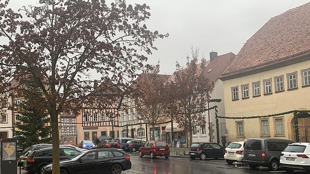 Kurz vor dem harten Lockdown war am Dienstag viel los auf dem M&uuml;nnerst&auml;dter Marktplatz. Das ist nicht immer so. Mit der Teilnahme am Modellprojekt der "Kleinstadtakademie" soll M&uuml;nnerstadt gemeinsam mit anderen Kleinst&auml;dten L&ouml;sungen f&uuml;r die Probleme finden. Foto: Thomas Malz