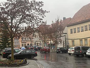 Kurz vor dem harten Lockdown war am Dienstag viel los auf dem Münnerstädter Marktplatz. Das ist nicht immer so. Mit der Teilnahme am Modellprojekt der "Kleinstadtakademie" soll Münnerstadt gemeinsam mit anderen Kleinstädten Lösungen für die Probleme finden. Foto: Thomas Malz