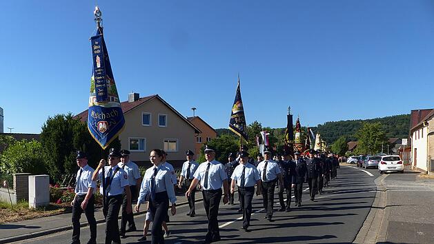 Umzug von der Feuerwehr bis zur Grotte nach Gro&szlig;enbrach. Diakon Michael Sell feierte mit den Floriansj&uuml;ngern zum 145-j&auml;hrigen Bestehen einen Gottesdienst. Danach segnete er den Spielplatz. Foto: Hans-Peter Hepp