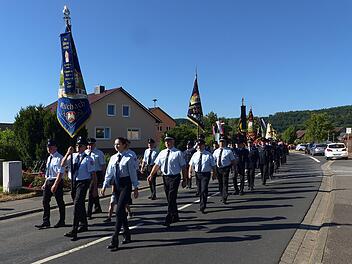 Umzug von der Feuerwehr bis zur Grotte nach Großenbrach. Diakon Michael Sell feierte mit den Floriansjüngern zum 145-jährigen Bestehen einen Gottesdienst. Danach segnete er den Spielplatz. Foto: Hans-Peter Hepp