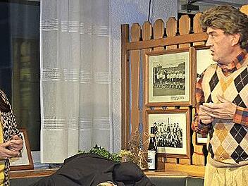 Der Besitzer des Weinguts, Hermann Kessel (Marcus Dietzsch) fällt beim Aperitif tot auf den Tisch. Ehefrau Emilie (Tatjana Lengel, links) und Dr. Joachim Gansmüller (Thomas Lengel) sind völlig entsetzt.