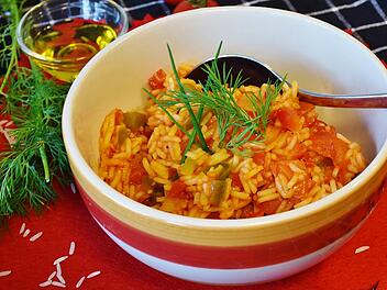 Reissalat mit Gem&uuml;se s&auml;ttigt und eignet sich auch als Hauptgericht.