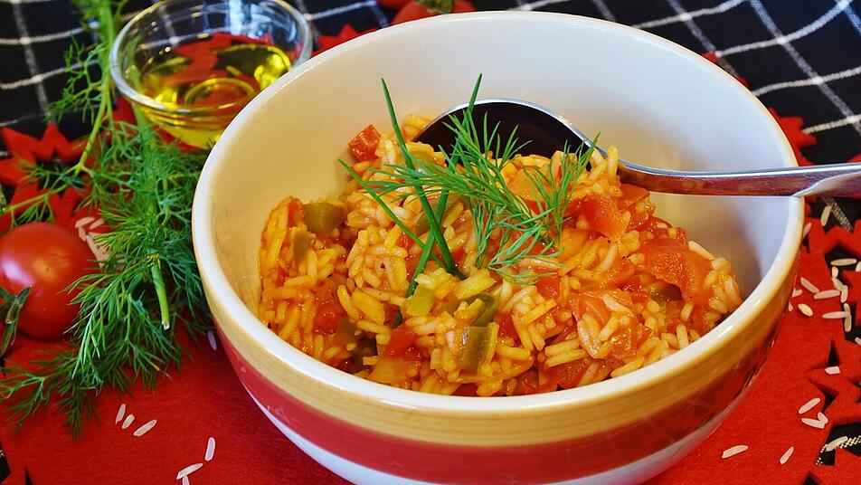 Reissalat mit Gemüse sättigt und eignet sich auch als Hauptgericht. Reissalat mit Gemüse sättigt und eignet sich auch als Hauptgericht.