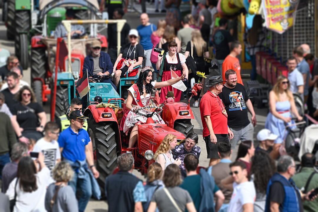 Nürnberger Frühlingsfest mit Rekordbesuch: 85 historische Traktoren auf Rundfahrt