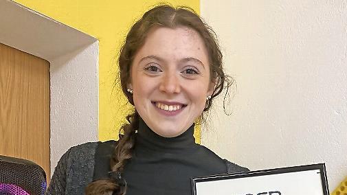 Lea Pfülb mit der Urkunde.