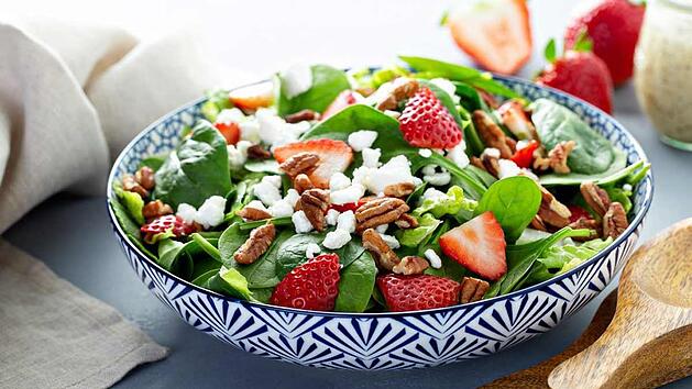 sommersalat_erdbeeren_ziegenkaese.jpg