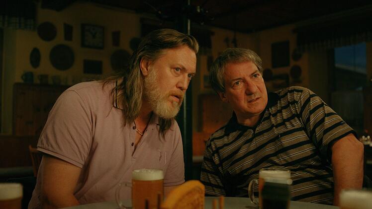 Richard Pfeisinger (Nicholas Ofczarek, links) und Gerri Tschach (Robert Palfrader) schmieden zu reichlich Bier neue Pl&auml;ne f&uuml;r Braunschlag.