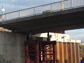 2009 wurde die alte Jahn-Brücke (Bild) um zwölf Meter nach Süden versetzt und durch einen Neubau ersetzt, der jetzt auch schon wieder für den viergleisigen Bahnstreckenausbau weichen muss.  Archivfoto: hit