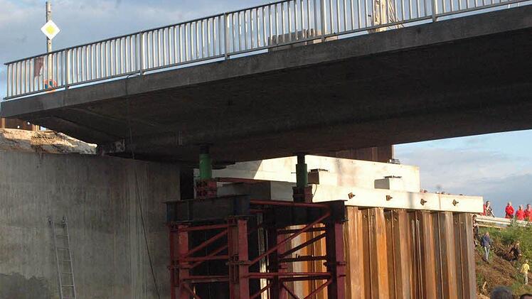 2009 wurde die alte Jahn-Brücke (Bild) um zwölf Meter nach Süden versetzt und durch einen Neubau ersetzt, der jetzt auch schon wieder für den viergleisigen Bahnstreckenausbau weichen muss.  Archivfoto: hit