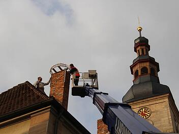 Störche erhalten auf dem Pfarrheim neben der Kirche St. Georg in Höchstadt einen neuen Nistplatz.