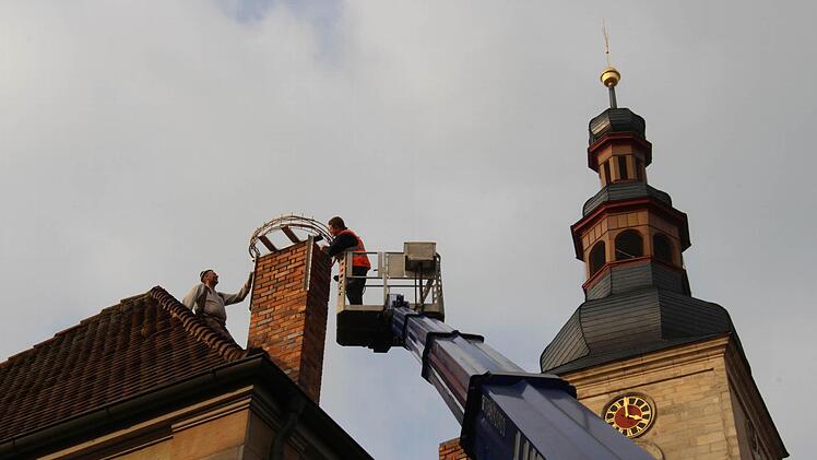 Störche erhalten auf dem Pfarrheim neben der Kirche St. Georg in Höchstadt einen neuen Nistplatz.