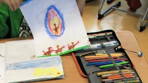 Ein Mädchen malt im Unterricht Himmelfahrtsbilder.  Foto: Heike Beudert