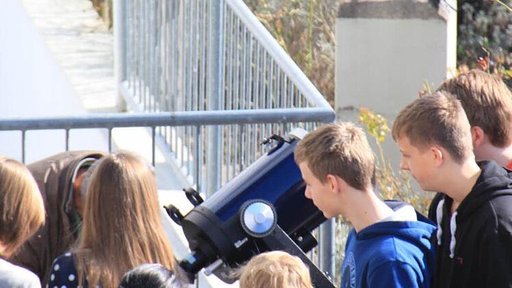Sonnenuhr und Spiegelteleskop - ein Schnppschuss vom Schulhof, von wo aus die Gymnasiasten das Himmelsereignis beobachten.