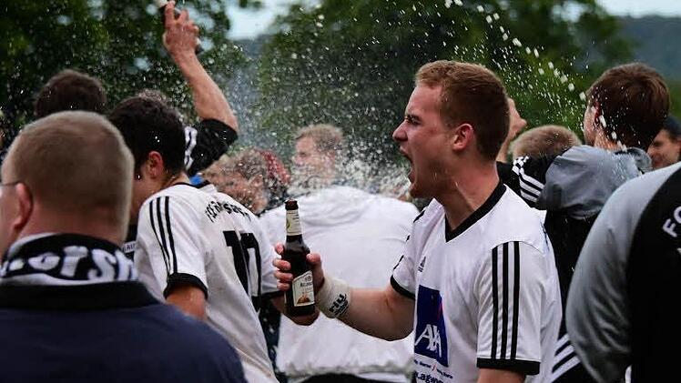 Der FC Rottershausen ist Kreisklassist nach einem dramatischen Sieg im Elfmeterschießen gegen den SV Niederlauer. Foto: Anders