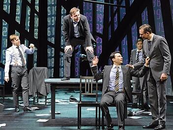 Fidel im Turbokapitalismus: (v. l.) Stefan Hartmann, Bertram Maxim Gärtner, Daniel Seniuk, Anna Döing, Paul Maximilian Pira - im Hintergrund verdeckt der Musiker Thomas Prestin. Foto: Martin Kaufhold