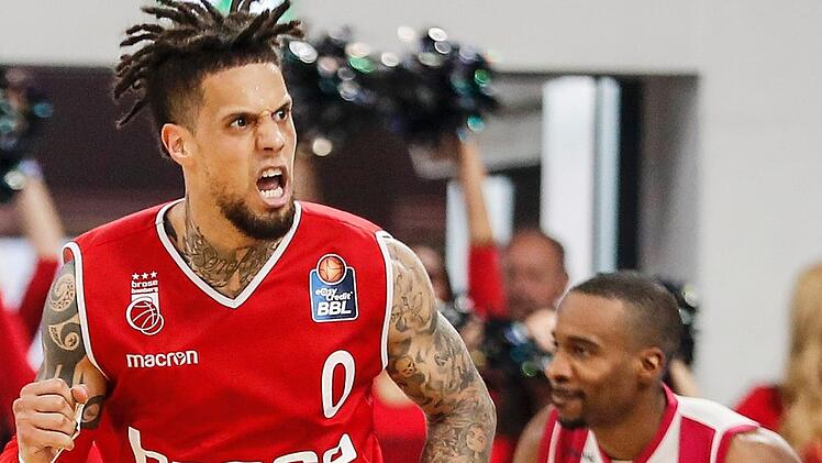 Daniel Hackett ballt nach einer gelungenen Korbaktion die Faust; hinten Bonns Aufbauspieler Josh Mayo, der nach zwölf Punkten in der ersten Halbzeit nach der Pause nur noch zwei weitere Zähler erzielte. Foto: D. Löb